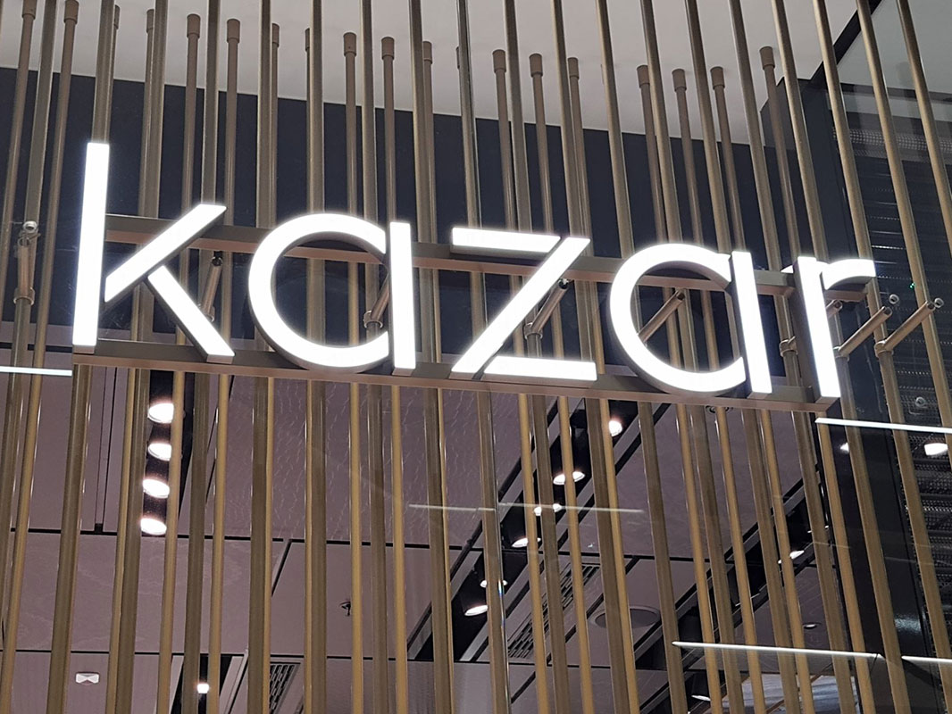 Litery ultracienkie – logo Kazar